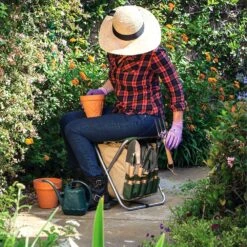 Disney Winnie The Pooh Folding Garden Stool With Detachable Storage Tote Bag And Tools -Disney 7002058734117 7